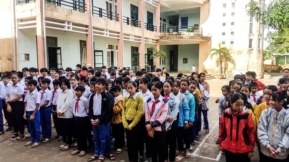 Nhiều cá nhân, đơn vị tiếp tục hỗ trợ người dân bị thiệt hại do bão lũ ảnh 3