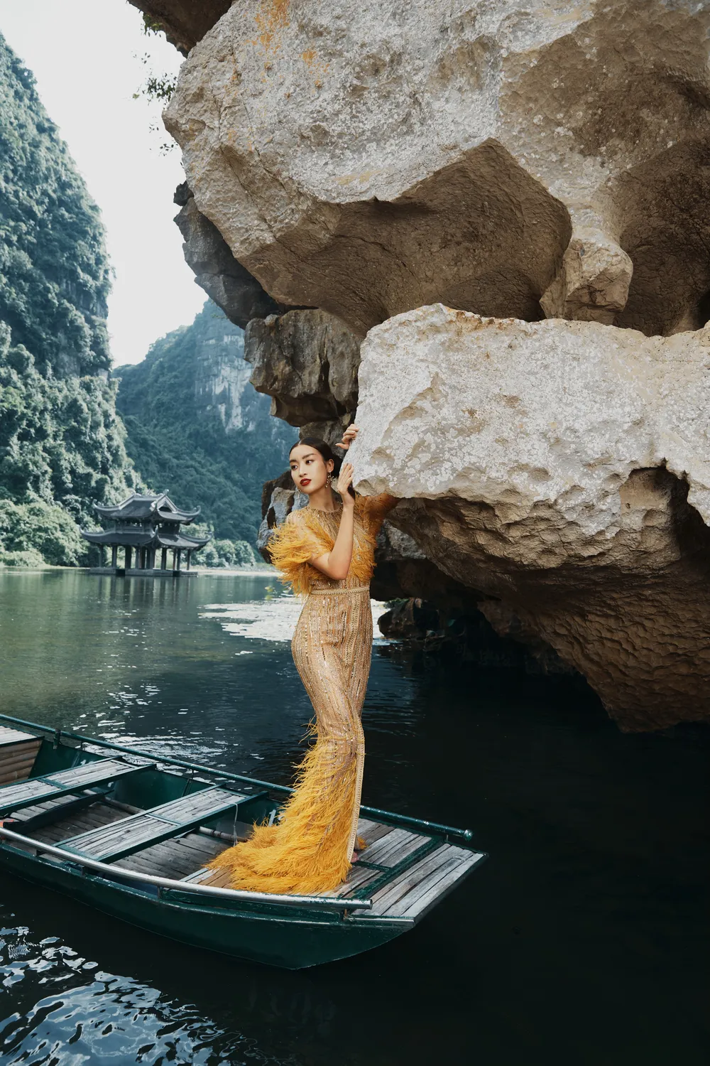 Lê Thanh Hòa giới thiệu bộ sưu tập thời trang mới kết hợp cùng Hoa hậu Đỗ Mỹ Linh  ảnh 13