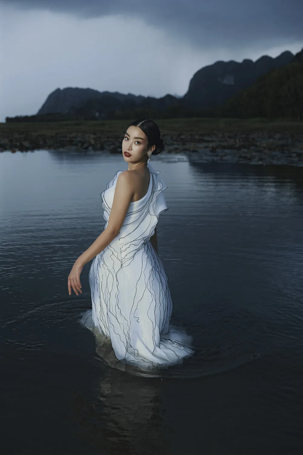 Lê Thanh Hòa giới thiệu bộ sưu tập thời trang mới kết hợp cùng Hoa hậu Đỗ Mỹ Linh  ảnh 17