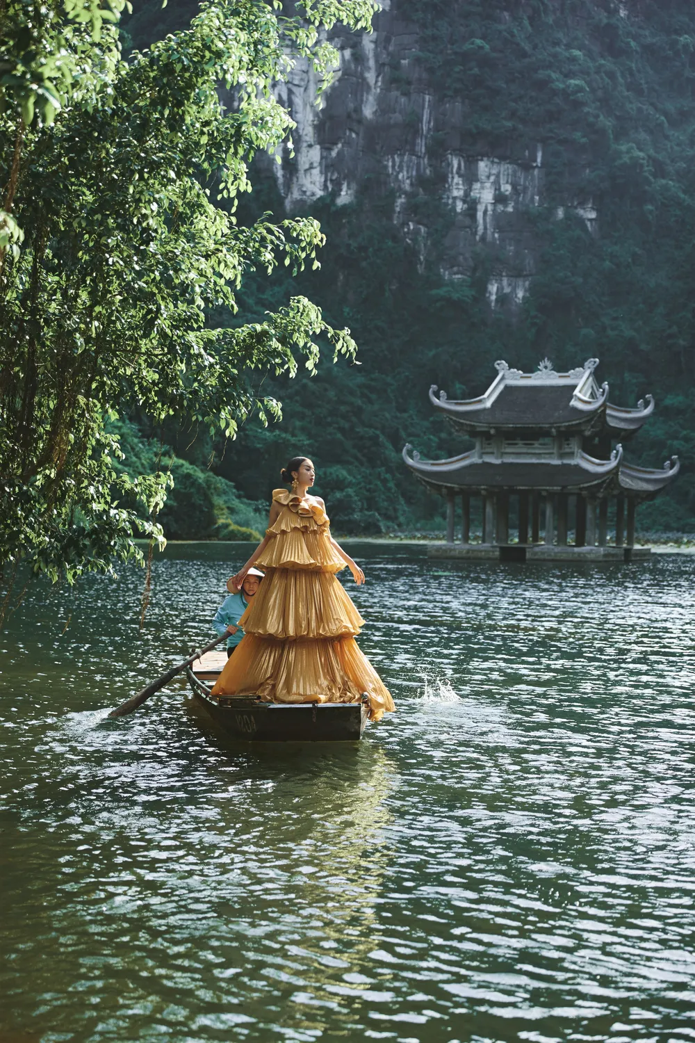 Lê Thanh Hòa giới thiệu bộ sưu tập thời trang mới kết hợp cùng Hoa hậu Đỗ Mỹ Linh  ảnh 15