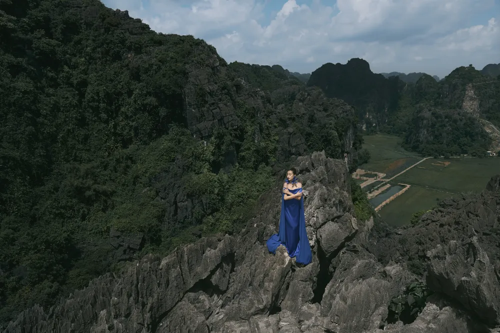 Lê Thanh Hòa giới thiệu bộ sưu tập thời trang mới kết hợp cùng Hoa hậu Đỗ Mỹ Linh  ảnh 7