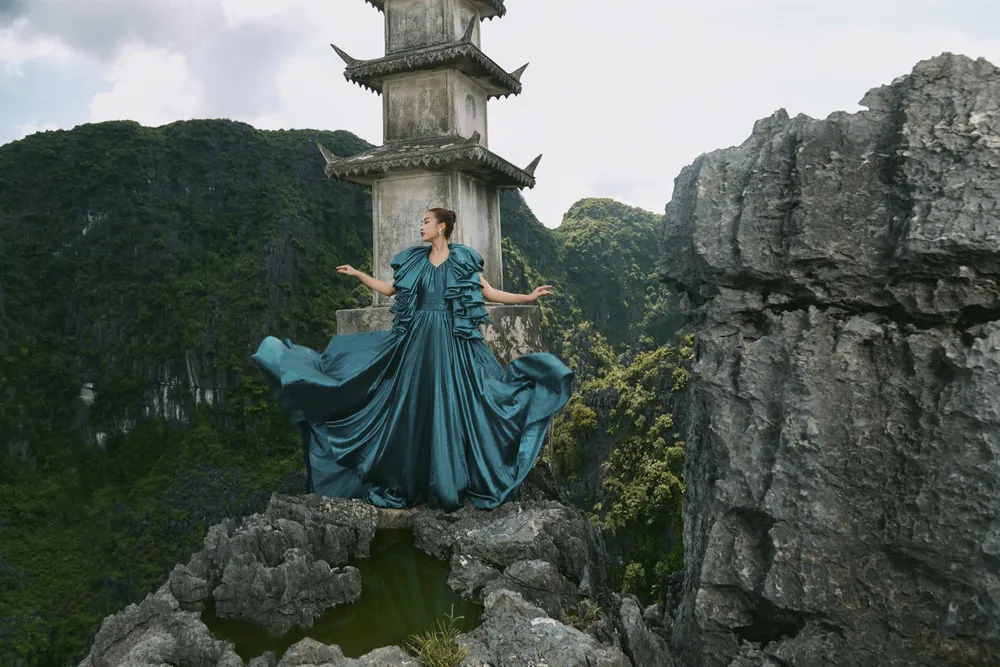 Lê Thanh Hòa giới thiệu bộ sưu tập thời trang mới kết hợp cùng Hoa hậu Đỗ Mỹ Linh  ảnh 10