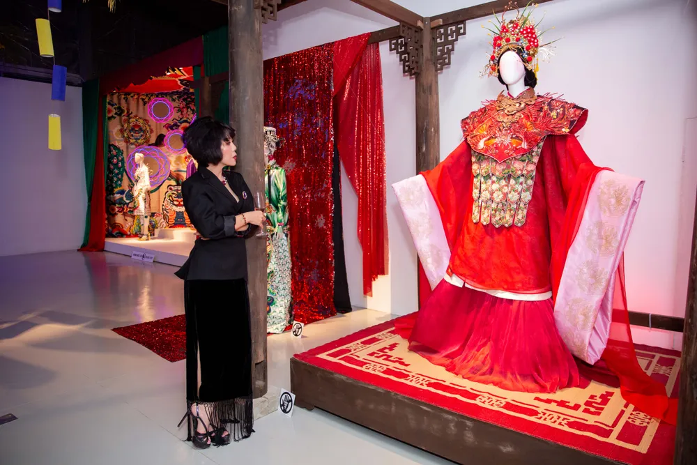 Dàn sao dự triển lãm “Mộng bình thường” của NTK Thủy Nguyễn ảnh 6