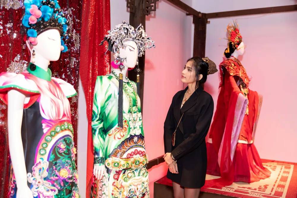 Dàn sao dự triển lãm “Mộng bình thường” của NTK Thủy Nguyễn ảnh 9