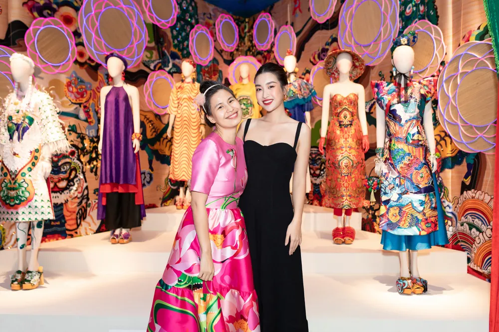 Dàn sao dự triển lãm “Mộng bình thường” của NTK Thủy Nguyễn ảnh 8