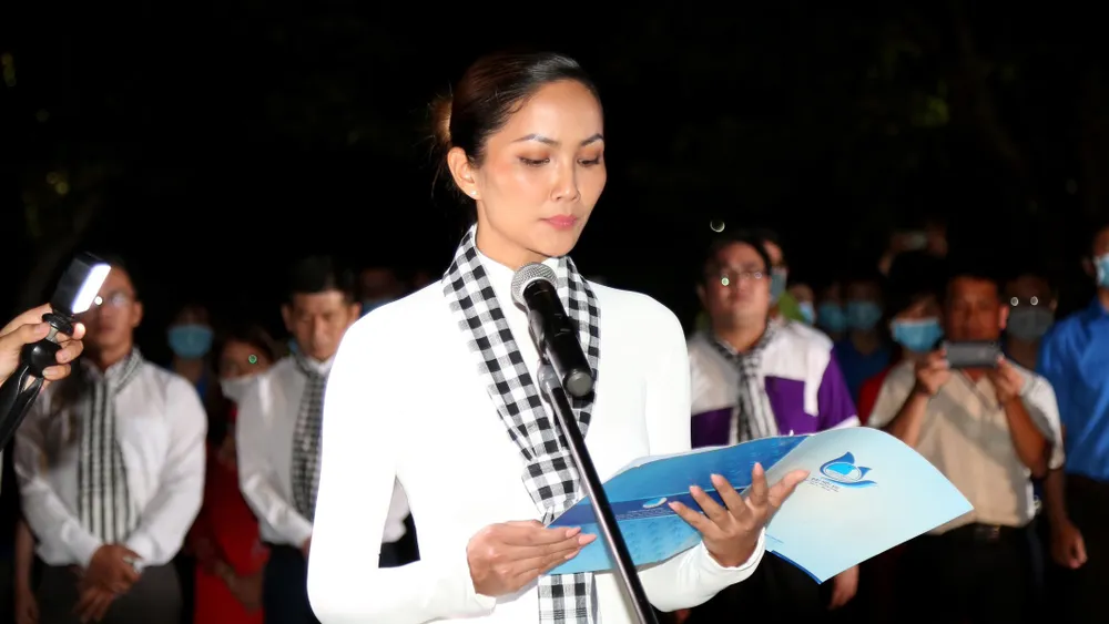 Hoa hậu H'Hen Niê xúc động phát biểu tại Nghĩa trang Hàng Dương. Ảnh: PHAN THANH VIỆT