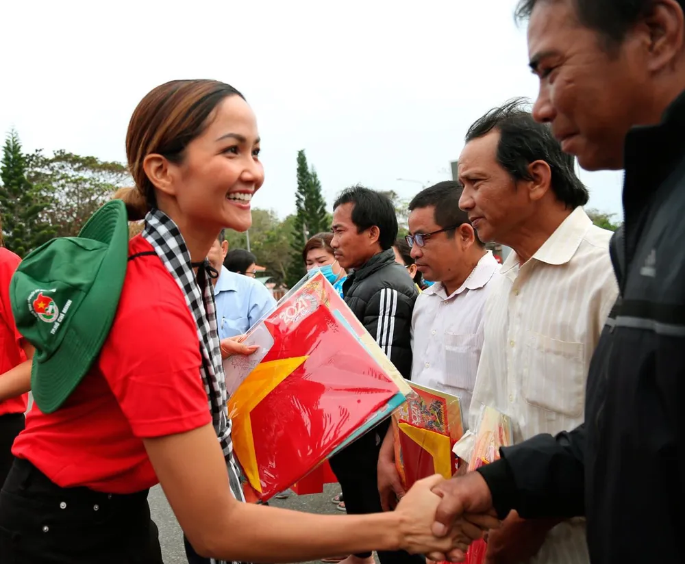 Hoa hậu H’Hen Niê gửi gắm thông điệp yêu nước đến giới trẻ  ảnh 4