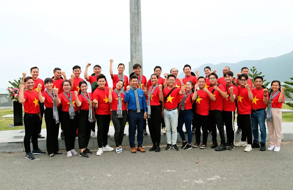 Hoa hậu H’Hen Niê gửi gắm thông điệp yêu nước đến giới trẻ  ảnh 6