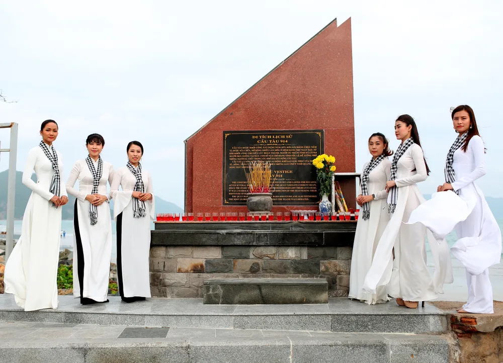 Hoa hậu H’Hen Niê gửi gắm thông điệp yêu nước đến giới trẻ  ảnh 3