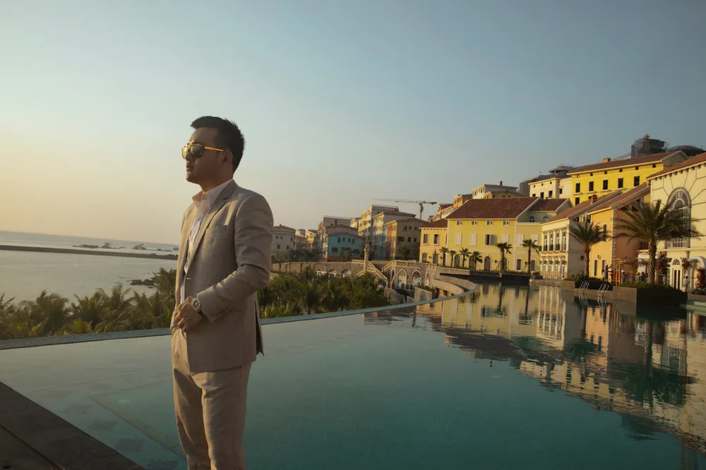 Hoa hậu Khánh Vân, vợ chồng Đông Nhi - Ông Cao Thắng cùng xuất hiện tại show thời trang của NTK Lê Thanh Hoà ảnh 1