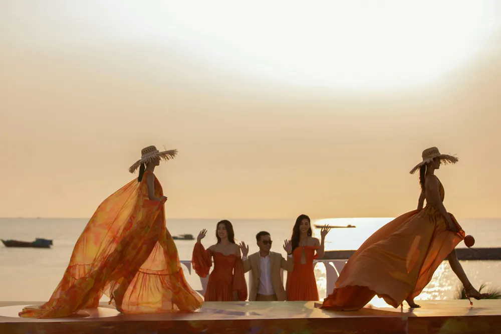 NTK Lê Thanh Hòa ra mắt BST thời trang mới “Like The Sunshine” ảnh 1