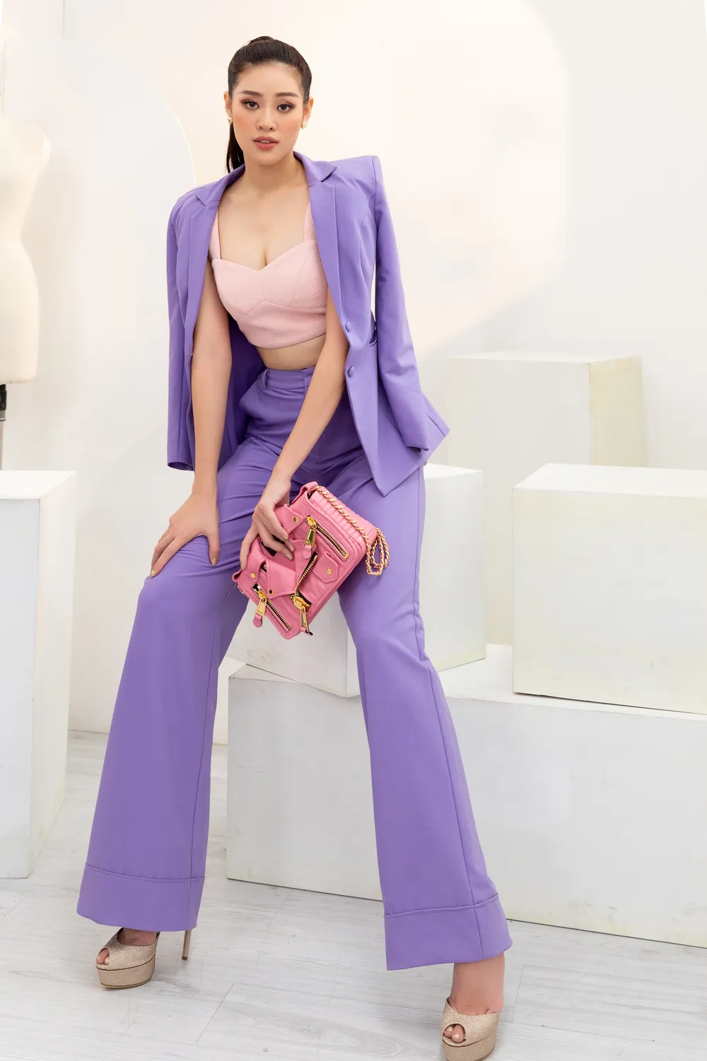 Hoa hậu Khánh Vân biến hóa với ba phong cách thời trang khác nhau ảnh 6