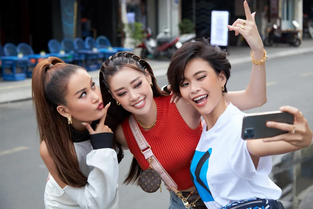 Hoa hậu Khánh Vân khám phá văn hóa, con người và cảnh đẹp Việt Nam ảnh 6