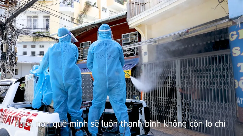 Đội khử khuẩn di động phản ứng nhanh thực hiện ca khúc “Giận Cô vi” cổ vũ tinh thần chống dịch ảnh 7