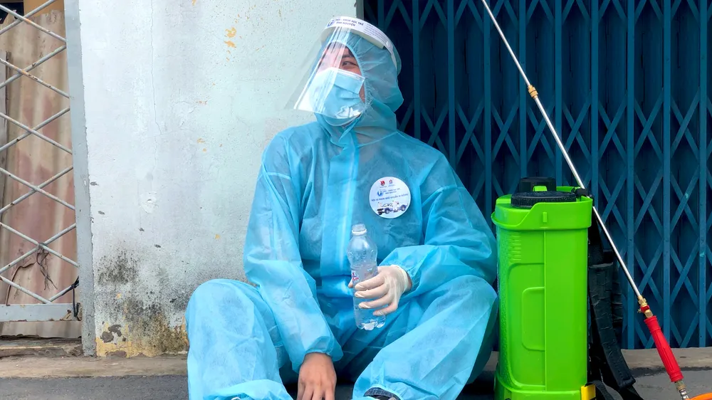 Đội khử khuẩn di động phản ứng nhanh thực hiện ca khúc “Giận Cô vi” cổ vũ tinh thần chống dịch ảnh 5