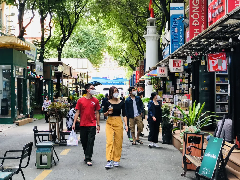 Đường Sách TPHCM đón gần 4.000 người trong 10 ngày đầu mở cửa ảnh 1