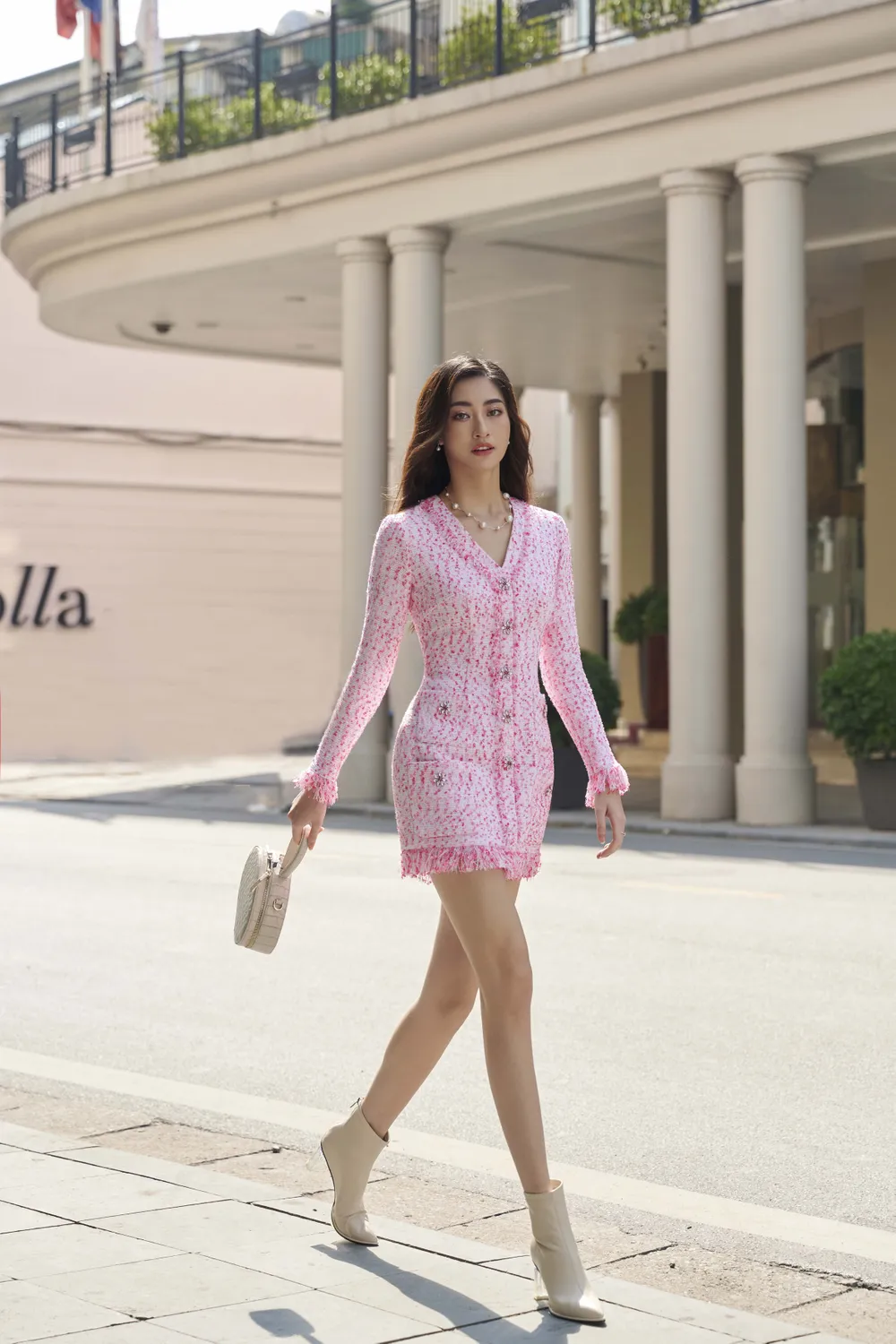 Hoa hậu Lương Thùy Linh thanh lịch trong thiết kế của Lê Thanh Hòa ảnh 1