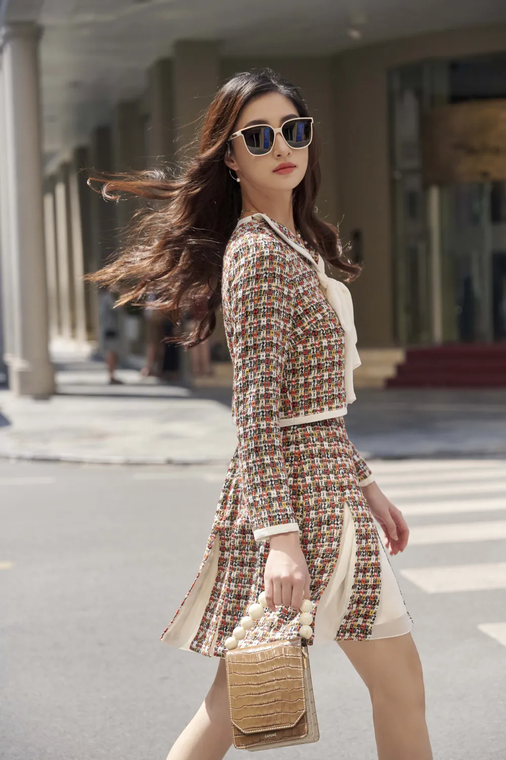 Hoa hậu Lương Thùy Linh thanh lịch trong thiết kế của Lê Thanh Hòa ảnh 3