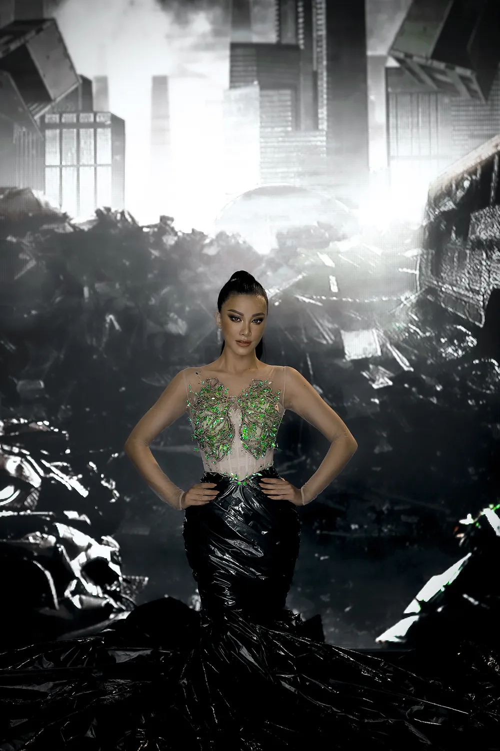 Á hậu Kim Duyên kết hợp với NTK Chung Thanh Phong truyền thông điệp bảo vệ môi trường  ảnh 4