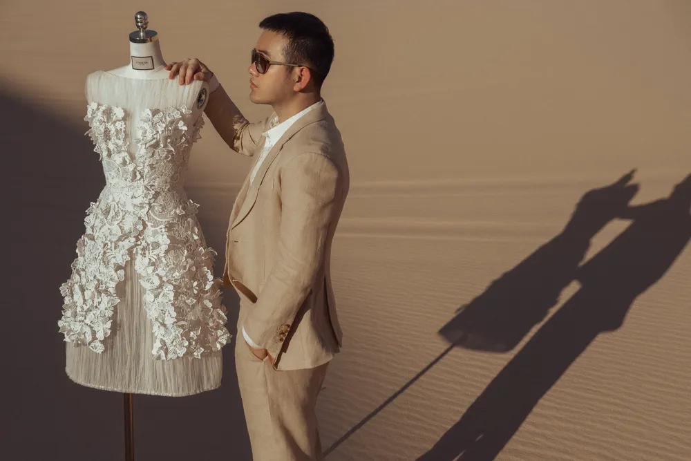 Lê Thanh Hòa mở màn năm mới bằng show diễn hoành tráng cho bộ sưu tập Resort 2022 ảnh 1