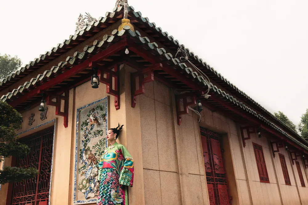 Hoa hậu Khánh Vân khoe sắc với áo dài những ngày đầu năm mới ảnh 2