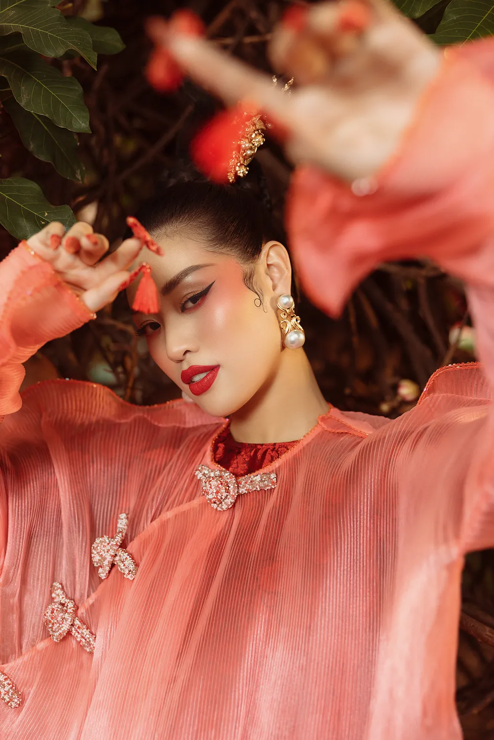 Hoa hậu Khánh Vân khoe sắc với áo dài những ngày đầu năm mới ảnh 7