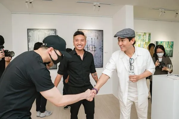 Phương Anh Đào, Karik đi ủng hộ Hứa Vĩ Văn làm họa sĩ ảnh 3