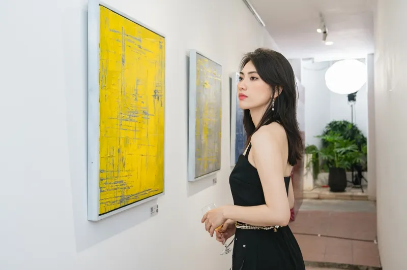 Phương Anh Đào, Karik đi ủng hộ Hứa Vĩ Văn làm họa sĩ ảnh 2