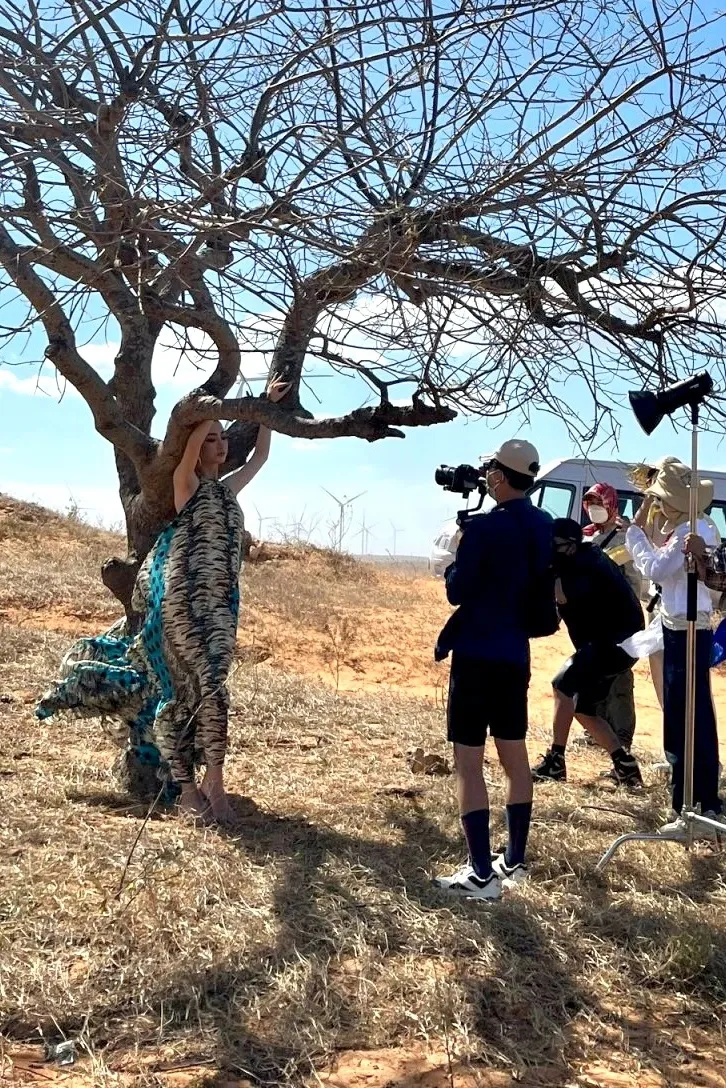 Hoa hậu Lương Thùy Linh hé lộ một phần mẫu thiết kế sẽ ra mắt trong show thời trang “Sa Vũ“ ảnh 2