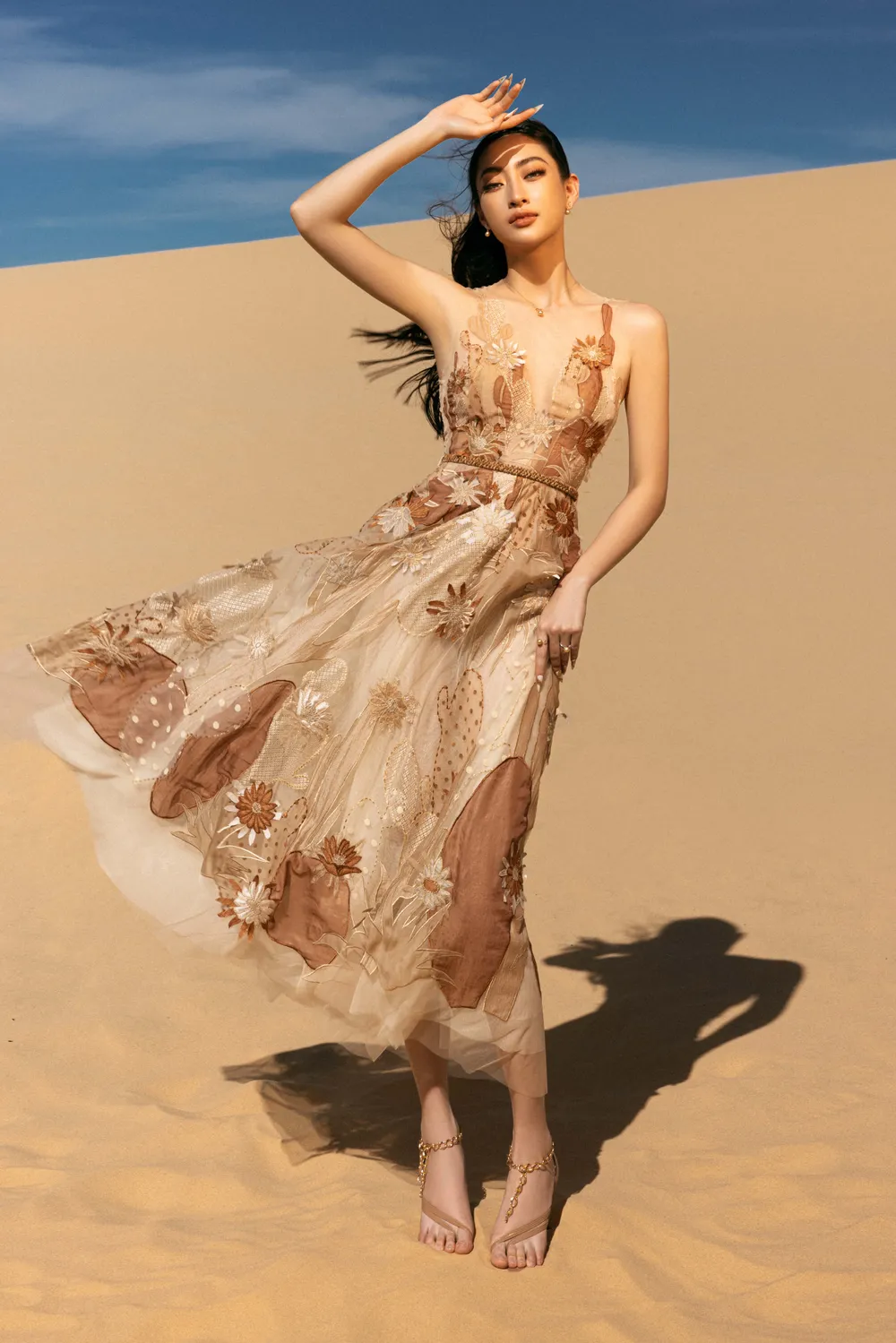 NTK Lê Thanh Hòa tung những thiết kế đầu tiên của bộ sưu tập mới ảnh 2