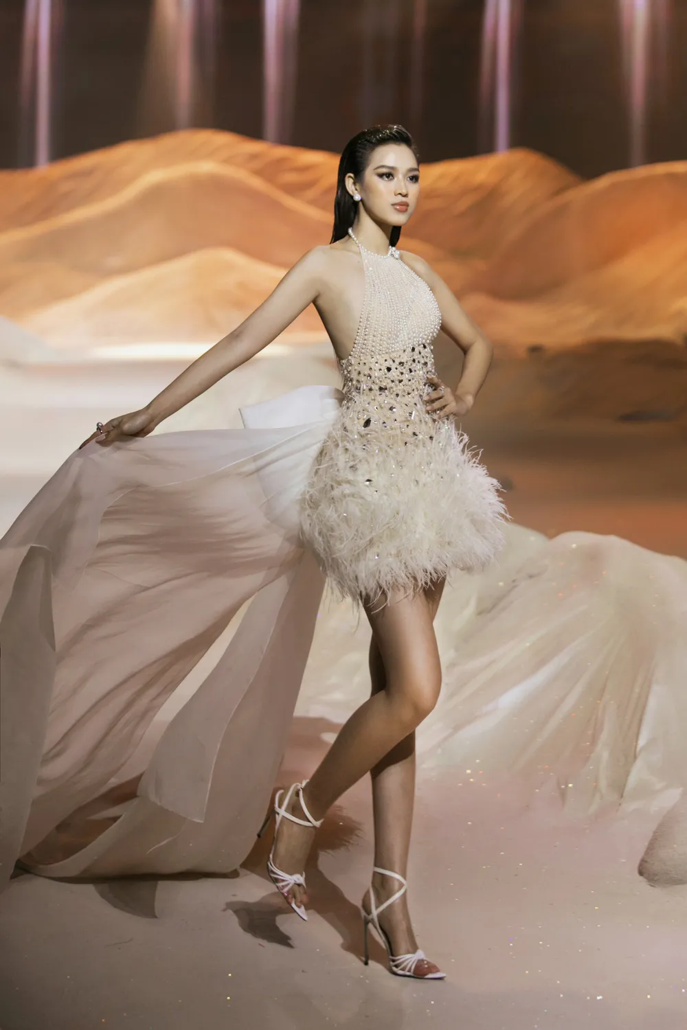 Mãn nhãn show thời trang “Sa Vũ” của Lê Thanh Hoà với những thiết kế thủ công xa xỉ ảnh 3