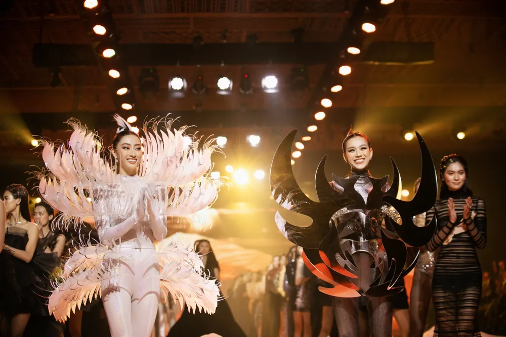 Mãn nhãn show thời trang “Sa Vũ” của Lê Thanh Hoà với những thiết kế thủ công xa xỉ ảnh 17