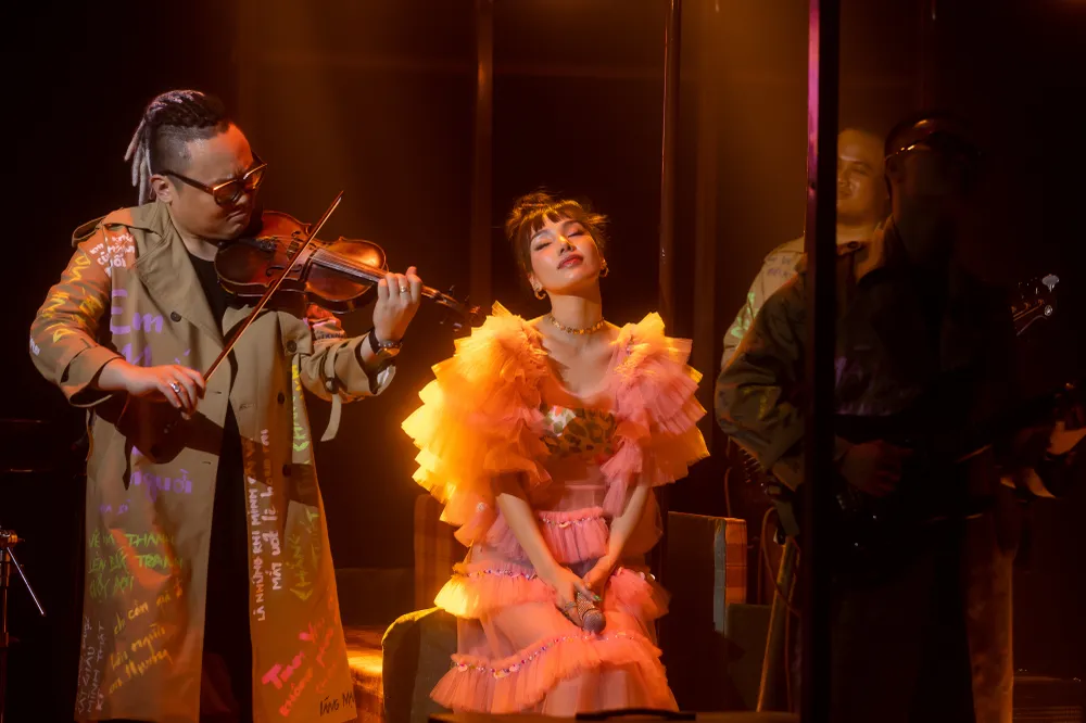 GiGi Hương Giang ra mắt cùng 1 ngày cả 3 MV cho ca khúc chủ đề  ảnh 1