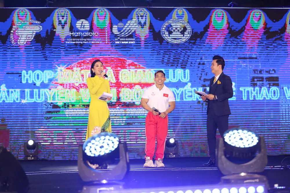 Dàn vận động viên, nghệ sĩ đứng chung sân khấu, hướng về SEA Games 31 tại TPHCM ảnh 5