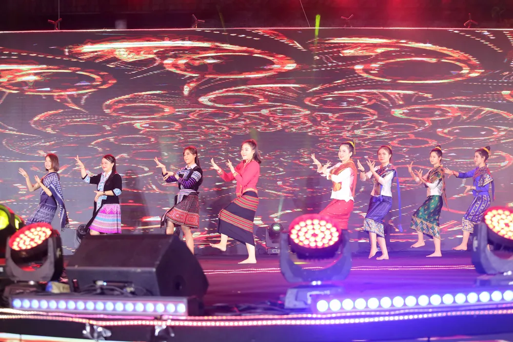 Dàn vận động viên, nghệ sĩ đứng chung sân khấu, hướng về SEA Games 31 tại TPHCM ảnh 4