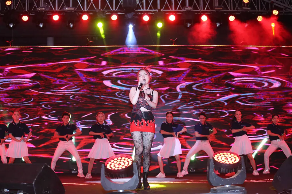 Dàn vận động viên, nghệ sĩ đứng chung sân khấu, hướng về SEA Games 31 tại TPHCM ảnh 9