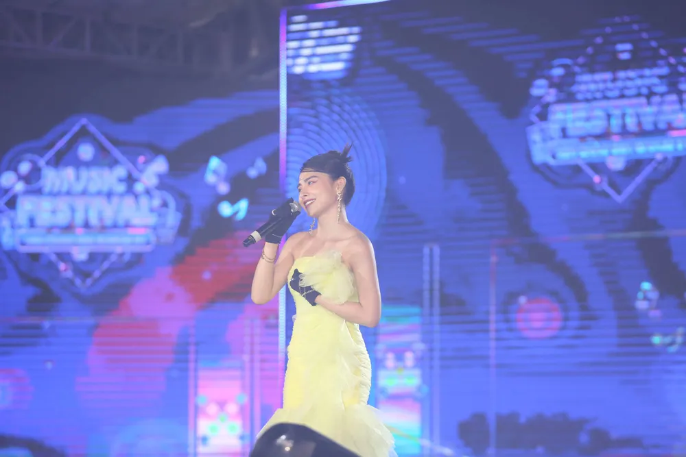 Dàn vận động viên, nghệ sĩ đứng chung sân khấu, hướng về SEA Games 31 tại TPHCM ảnh 10