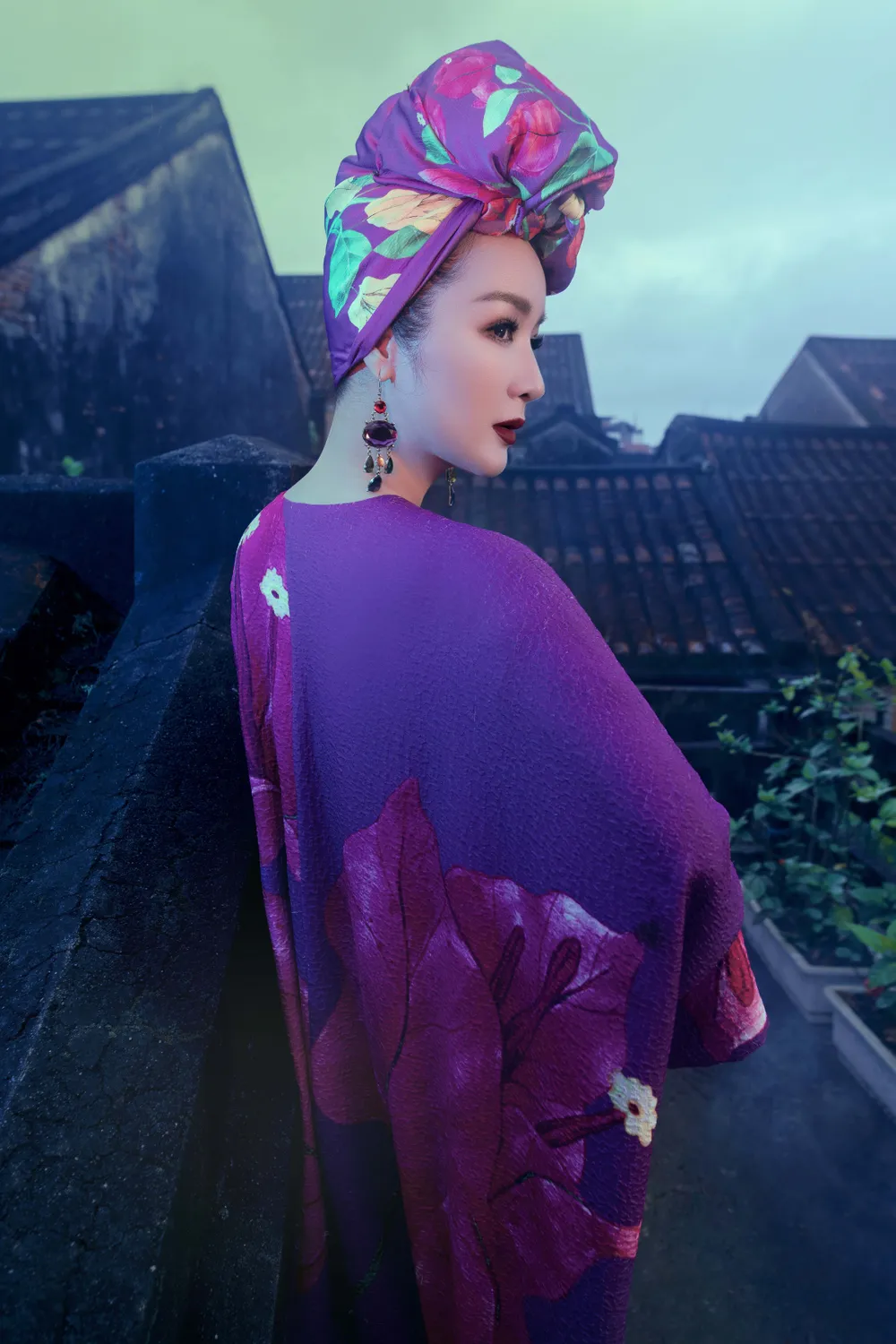 Hoa Hậu Giáng My với họa tiết hoa giấy trong bộ ảnh Hội An ngày mưa ảnh 5