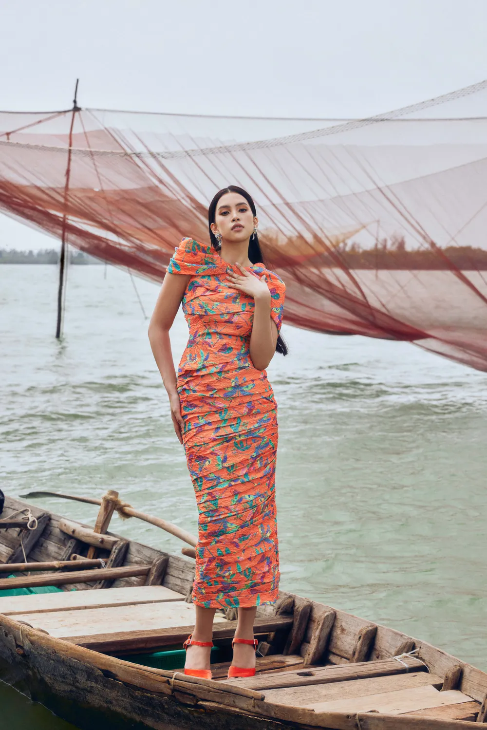 Tiểu Vy lăng xê thiết kế họa tiết chuồn chuồn  ảnh 4