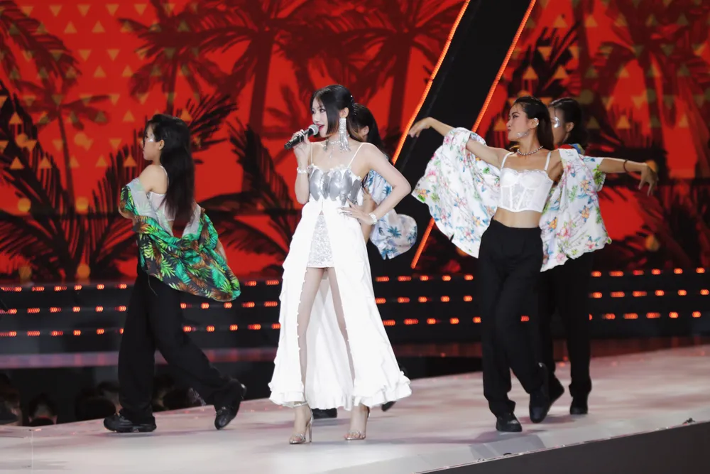 Top 41 Hoa hậu Hoàn vũ Việt Nam 2022 tự tin, tỏa sáng trong đêm bán kết ảnh 22