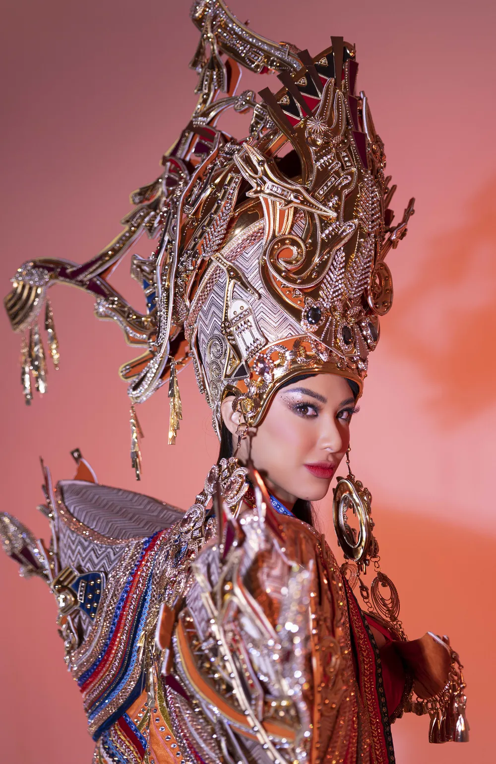 “Hùng ca biển cả” là trang phục dân tộc Kim Duyên mang đến Miss Supranational 2022 ảnh 4