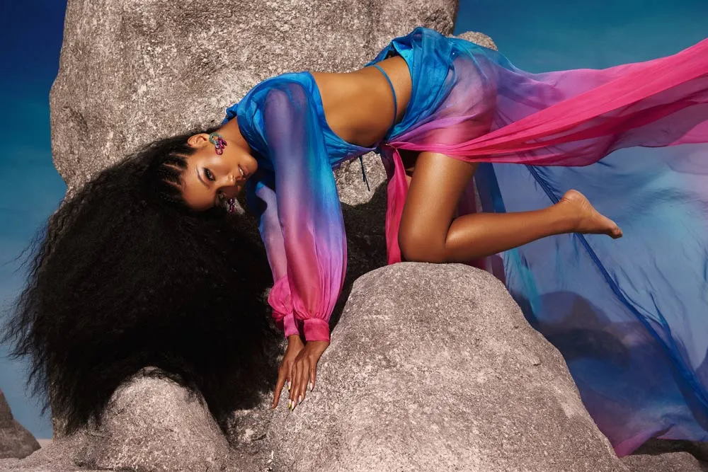 H'Hen Niê quyến rũ, bay bổng với áo tắm lưới  ảnh 2