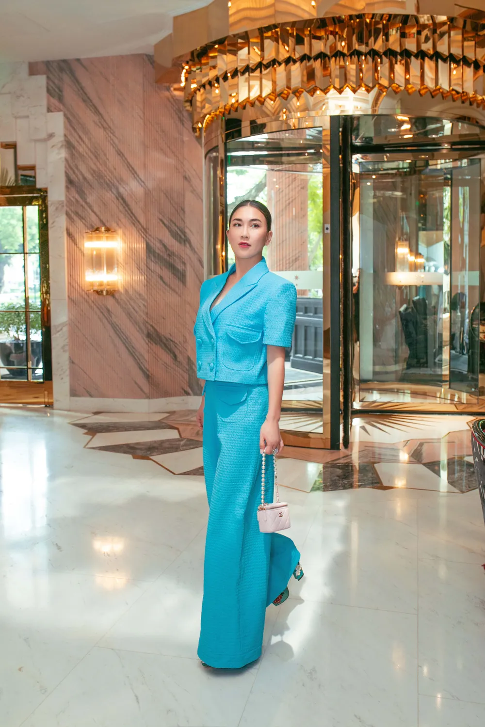 “Bộ đôi phù thủy sắc màu” gợi ý trang phục dạo phố mùa thu ảnh 4