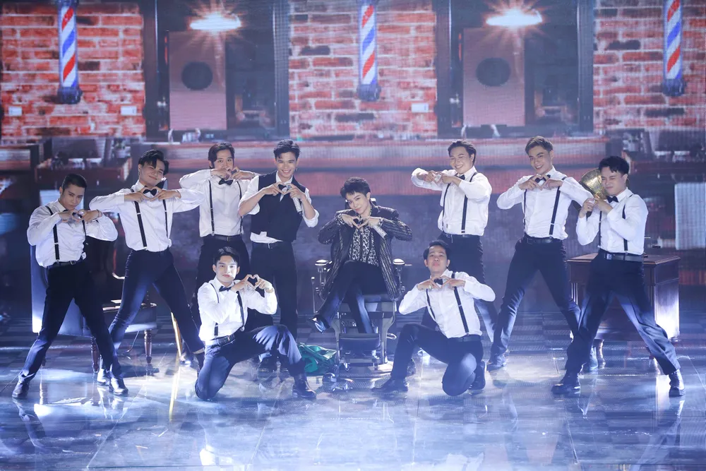 Tia, Gil Lê bùng nổ trên sân khấu The Heroes ảnh 3