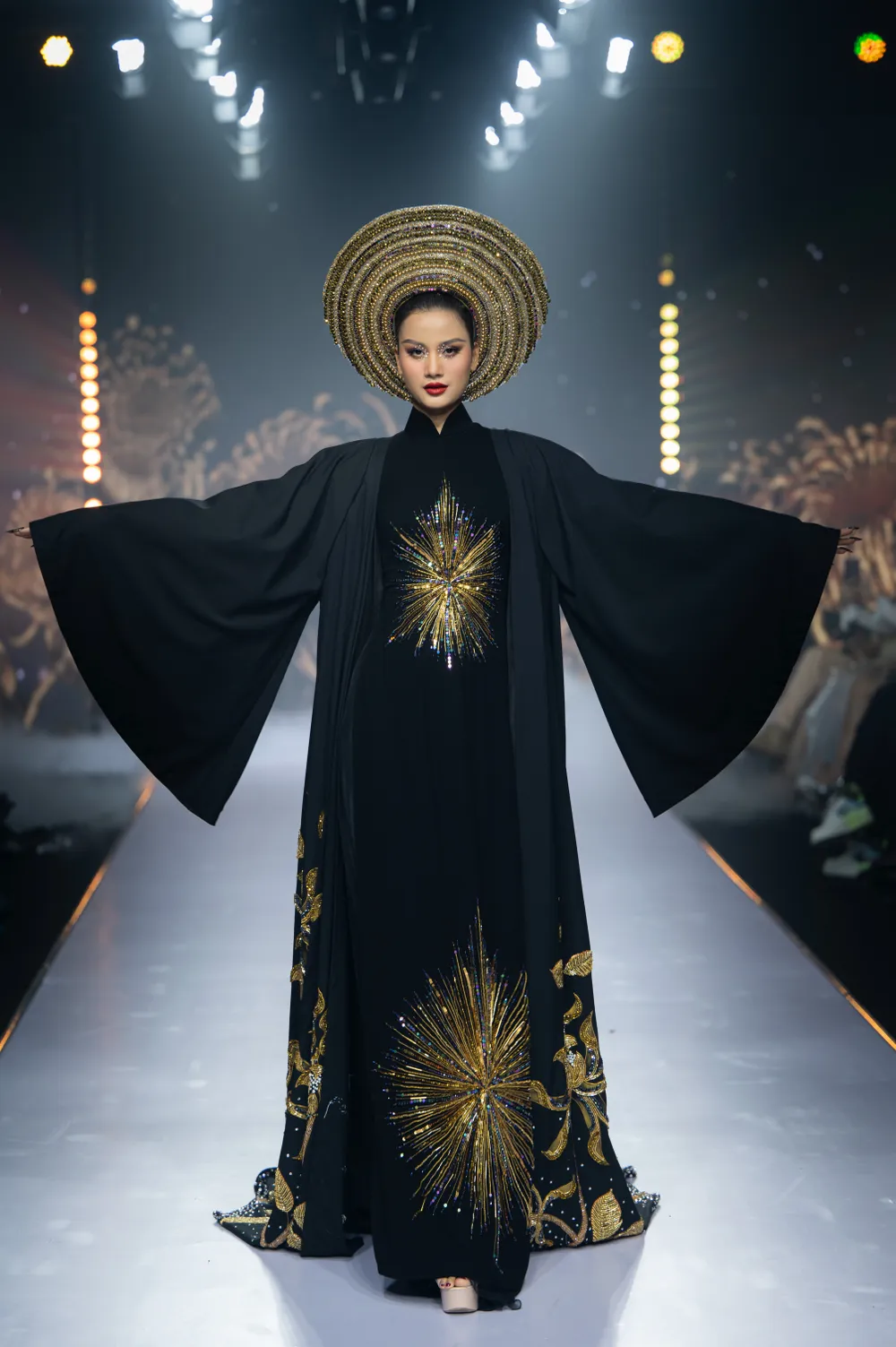 Người đẹp Hương Ly - Top 5 Hoa hậu Hoàn vũ Việt Nam 2022 đảm nhận vai trò first face trong BST của NTK Minh Châu