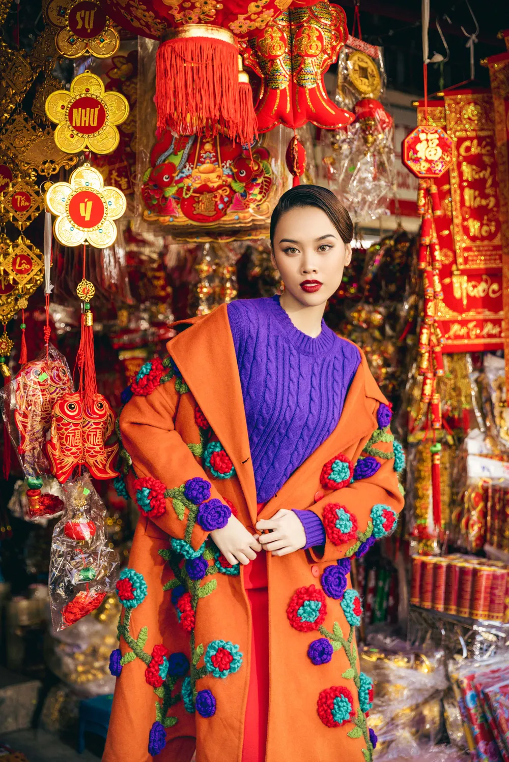 Len sợi trở thành chất liệu ấn định trong các bộ sưu tập dành cho mùa thu đông được hai nhà thiết kế đan thành những cánh hoa xuân trên áo khoác thu đông phù hợp cho tiết trời se lạnh dạo phố