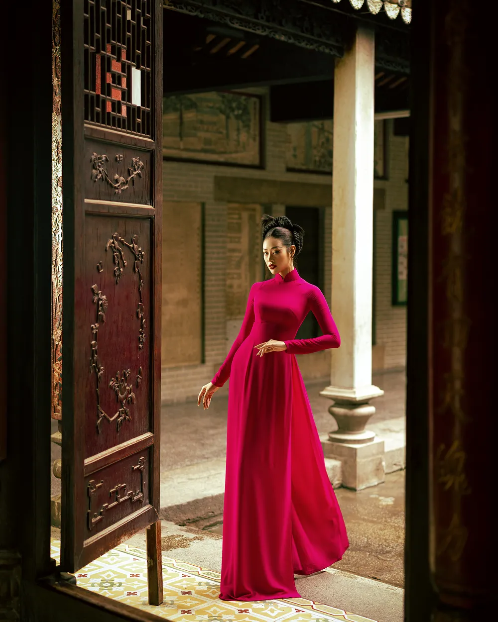 Hoa hậu Khánh Vân thực hiện bộ ảnh tết, gửi gắm những điều tốt đẹp và lời nguyện cầu dành cho Xuân Quý Mão 2023. Diện trên người tà áo dài truyền thống, Hoa hậu Khánh Vân duyên dáng, thướt tha kết hợp cùng kiểu tóc cách điệu lấy cảm hứng từ hình tượng rồng trong dân gian Việt Nam.