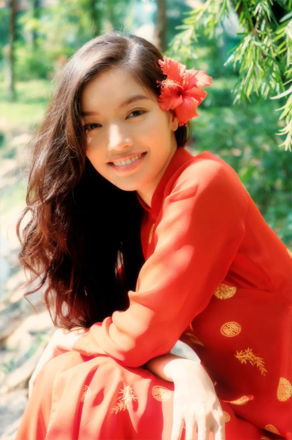 Tà áo truyền thống được làm bằng chất liệu tơ tằm thiên nhiên. Chiếc áo dài ngày xưa thường được may đơn giản, không đính hạt, không kết hoa, gắn đá mà thay vào đó được in hoạ tiết sắc vàng kim tuyến trên nền vải đỏ nổi bật