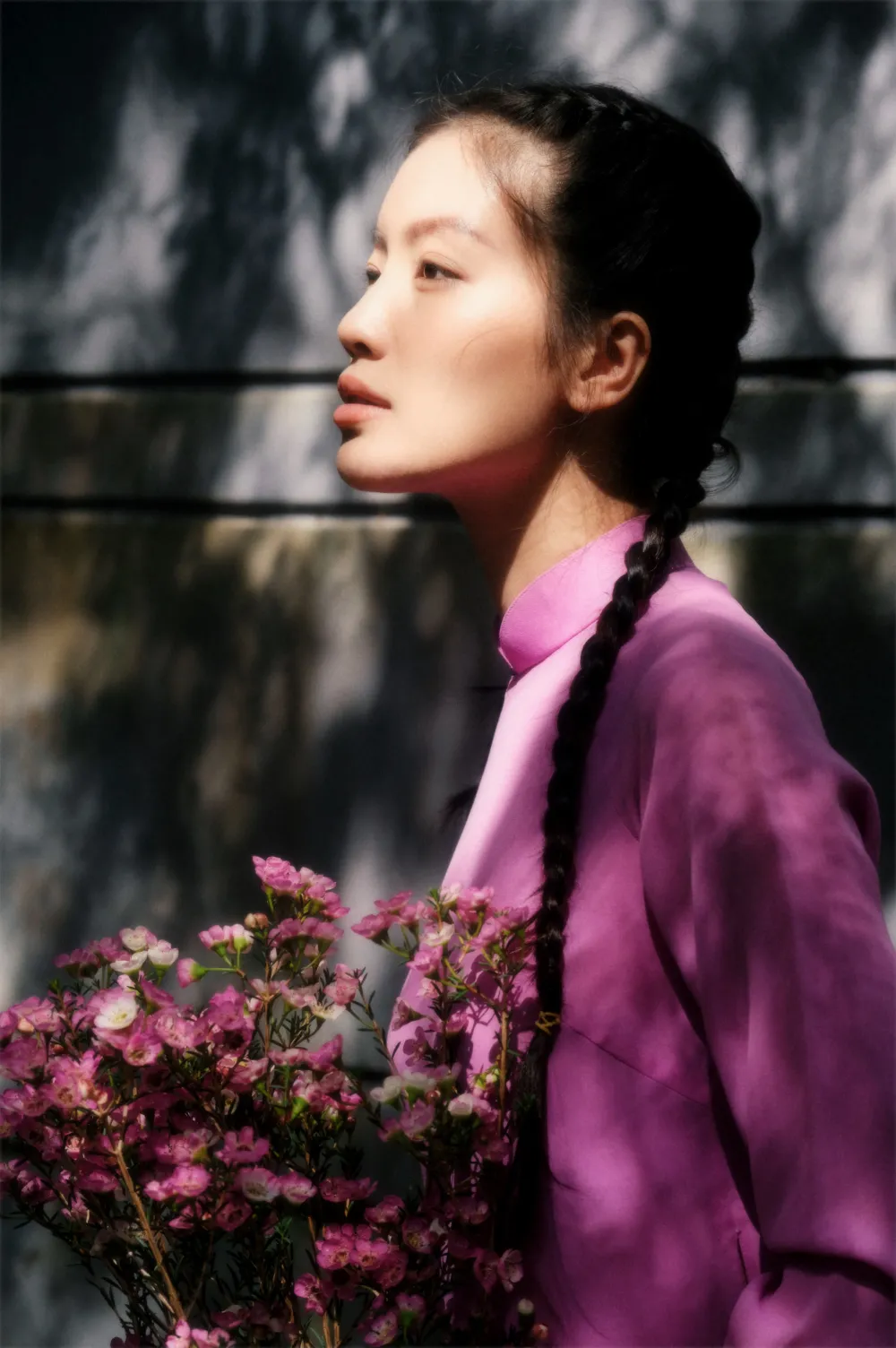 Trong tà áo dài màu tím mộng mơ của mẹ, Lâm Bích Tuyền mang nét đẹp hoài cổ