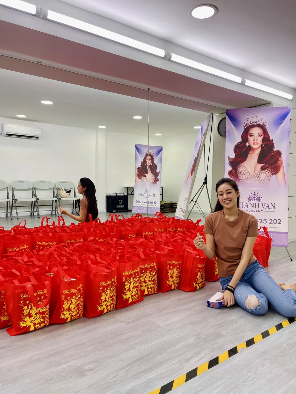 80 phần quà gồm bánh, sữa và tiền mặt được Khánh Vân tận tay chuẩn bị cho cô chú lao động trong những ngày cận tết